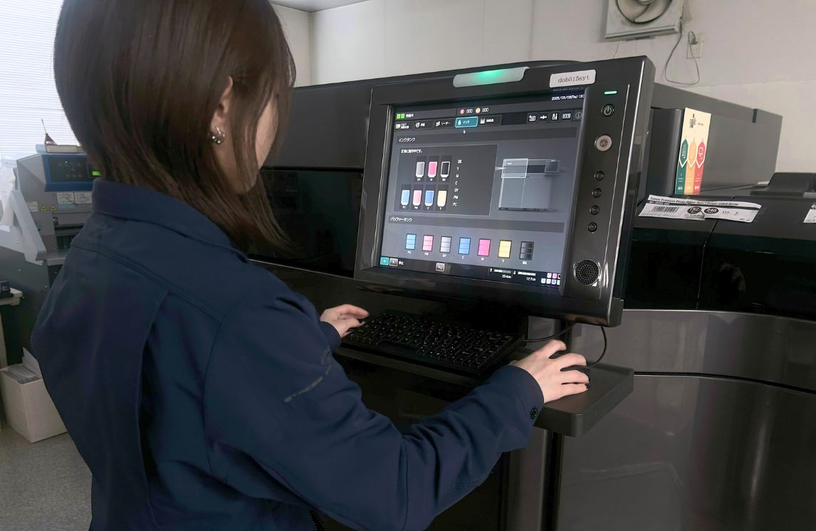 DreamLabo5000の7色インクと操作パネルを確認するスタッフ